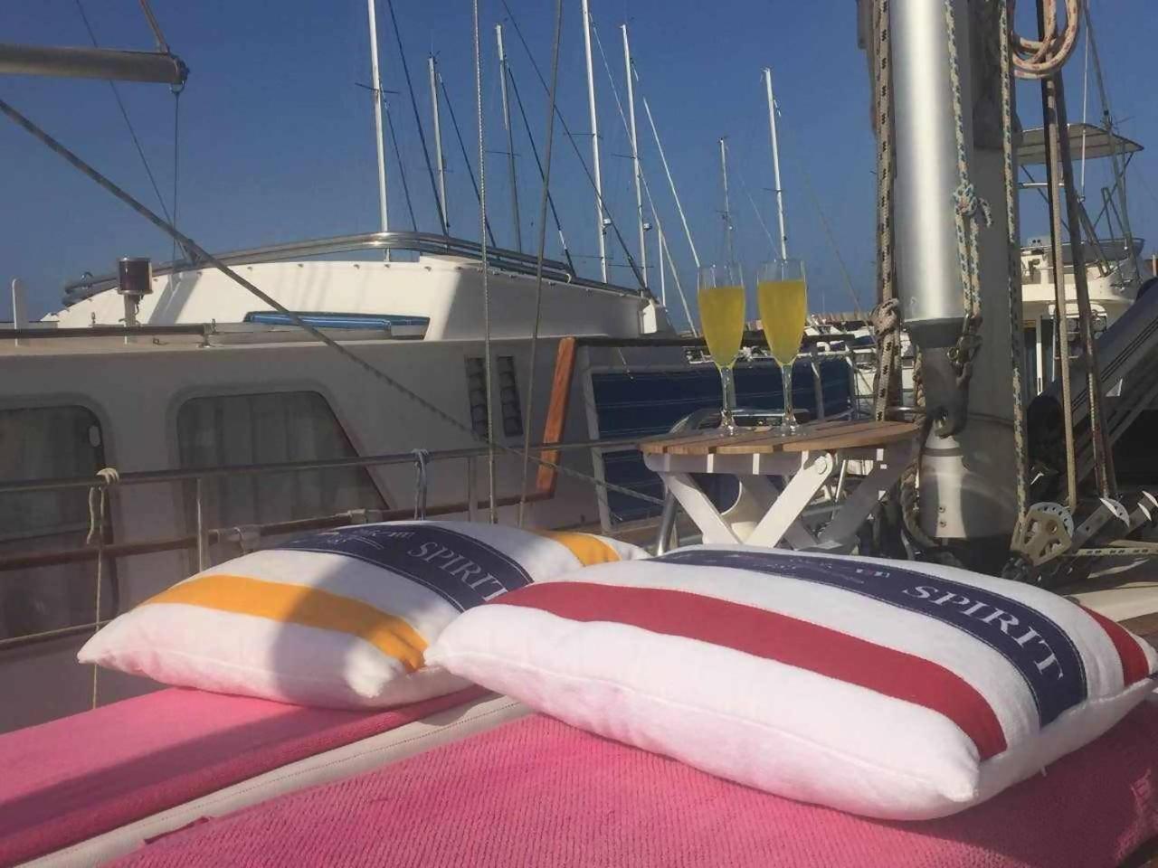 Precioso Yate En El Centro Del Puerto De Mogan Otel Dış mekan fotoğraf